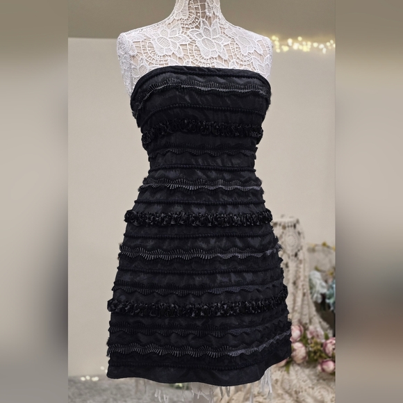 Laundry By Shelli Segal Dresses & Skirts - LAUNDRY By Shelli Segal Textured Ruffle Cocktail Mini Dress Sz 6